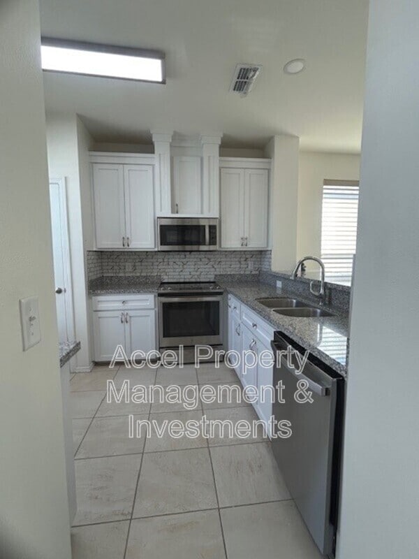 Photo - 2325 N Peking St