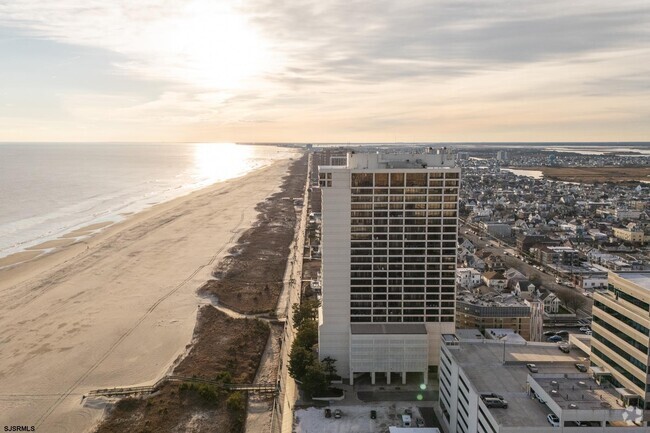 Building Photo - 3851 Boardwalk Unit 1805 Rental