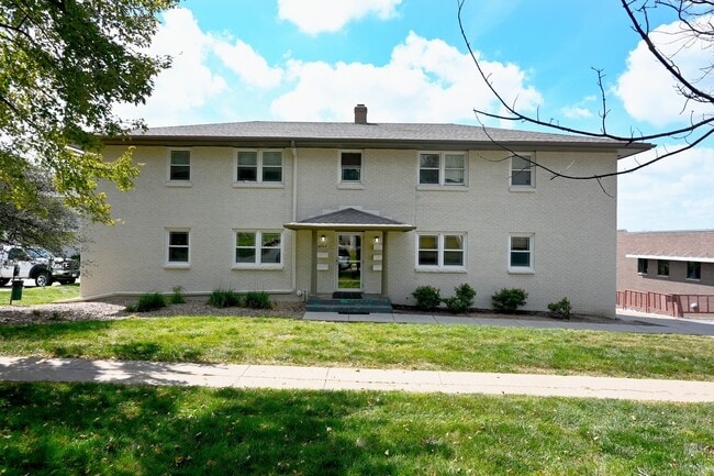 Photo - Square 131 - 4860 - 5 Plex