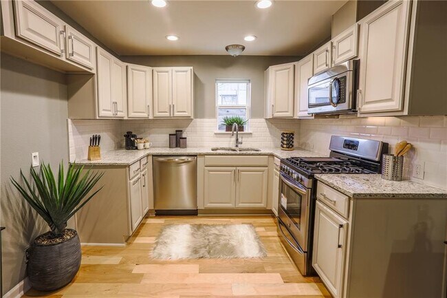 Photo - 407 W Odell St