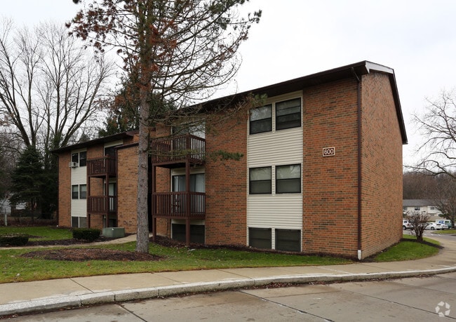 Photo - Darrow Road Apartments