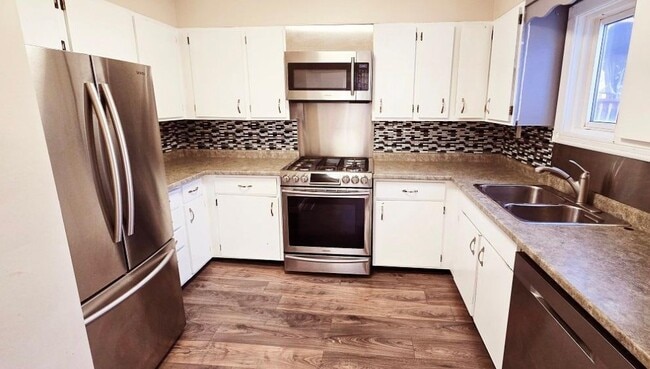 Photo - Spacious 3 Bed / 1 Bath House| $2249/month (plus utilities) - Parking Included