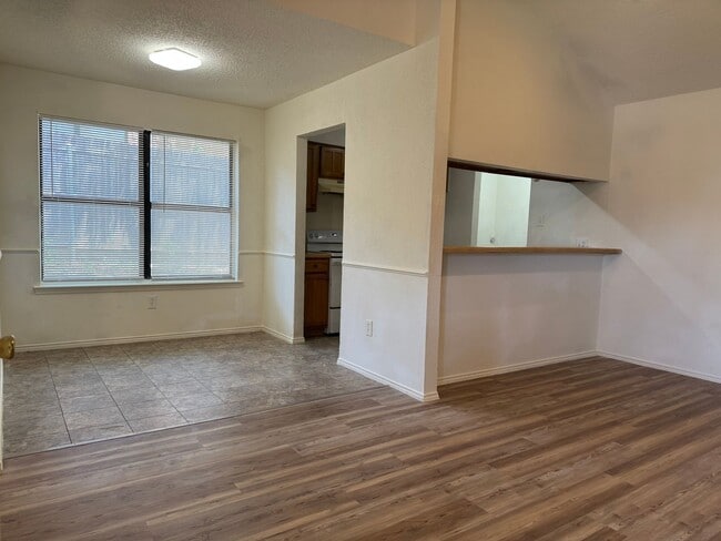 Photo - 716 Woodland Ct