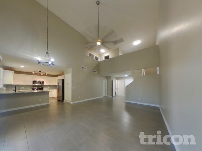 11817 W Poinsettia Dr