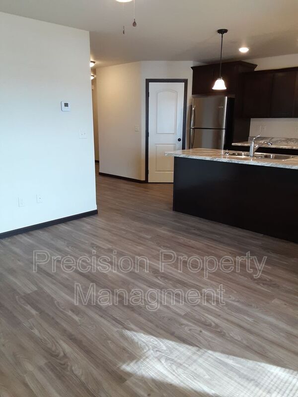 Photo - 581 225th St