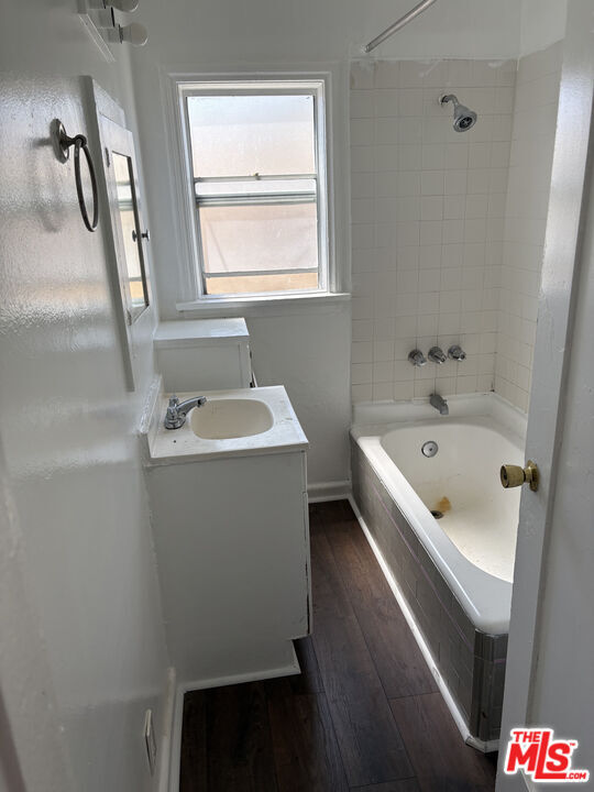 1052 W 60th Pl