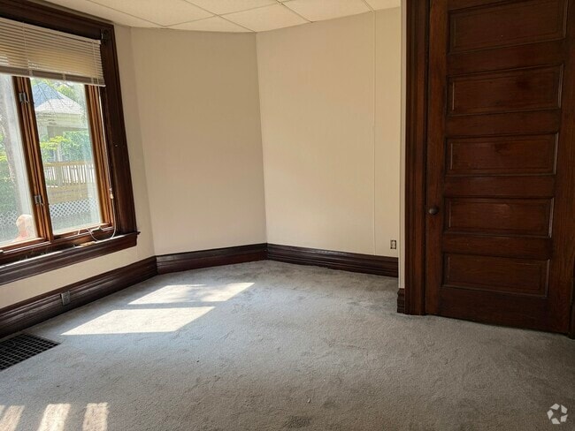 Building Photo - 218 E Erie St Unit 2 Rental