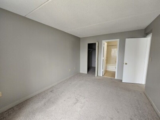 Photo - 25 S Point Dr Apartments Unit 404
