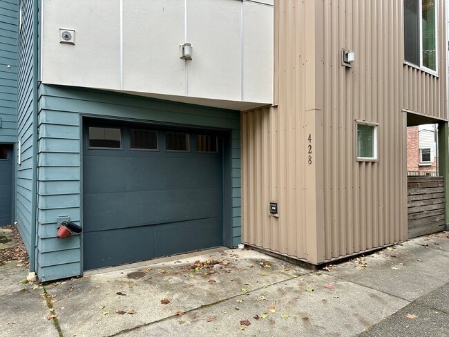 Building Photo - Enjoy pets and parking at this ideal townh...