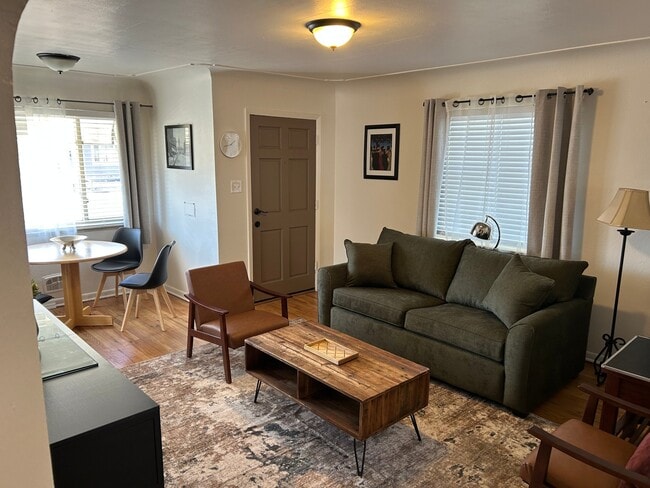 Photo - 4926 Hooker St