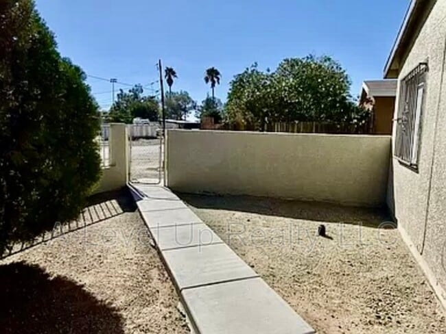 Photo - 401 E Thoroughbred St