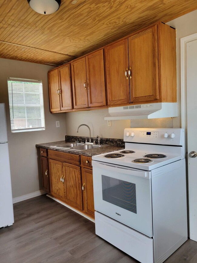 Photo - Cute Tiny Home near Cedar Creek Lake.  Fur...