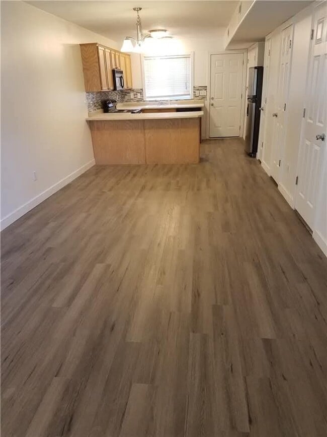 Building Photo - 475 N Redwood Rd Rental