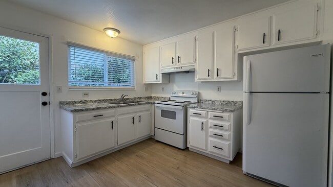 Photo - Cozy 2 Bedroom 1 1/2 Bath Townhouse Style ...
