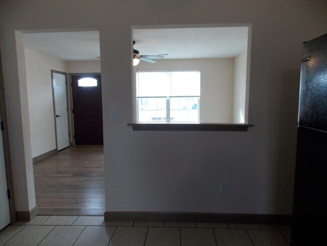 Photo - 402 Red Bird St