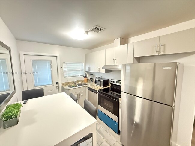 Building Photo - 1604 SW 9th St Unit B Rental