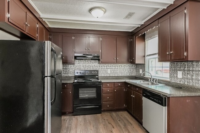 Photo - 405 Crestwood Dr