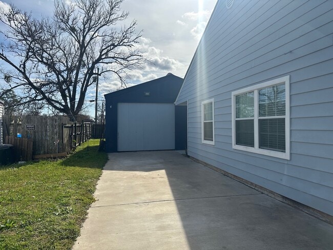 Building Photo - 430 Center Way