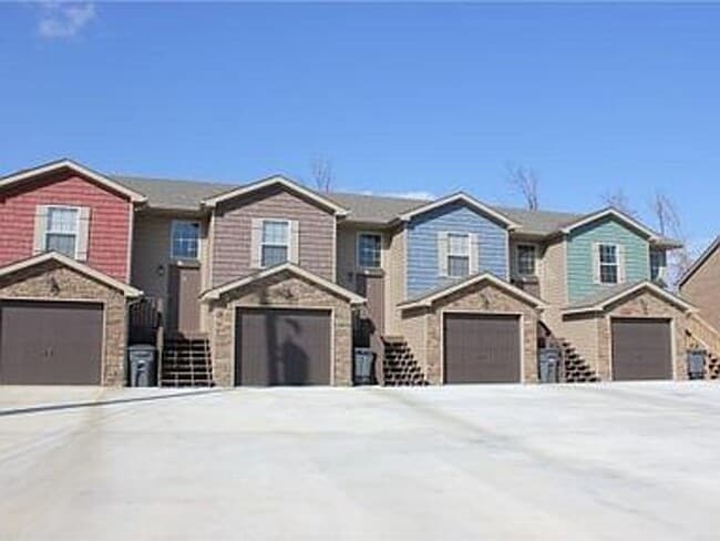 Photo - 3 bed/2bath Townhome freshly painted!