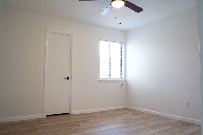 Building Photo - 2 Bedroom 2 1/2 bath in the Lakes Townhome Community! Complete Remodel! Unit H-9