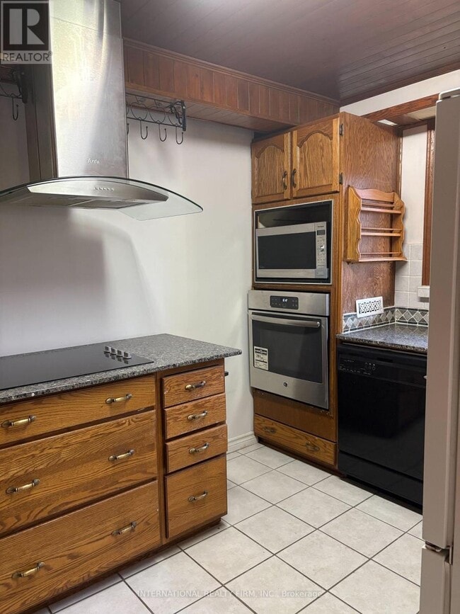 Photo - 397 Centre St E