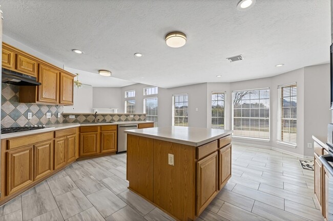 Photo - 2215 Winecup Ln