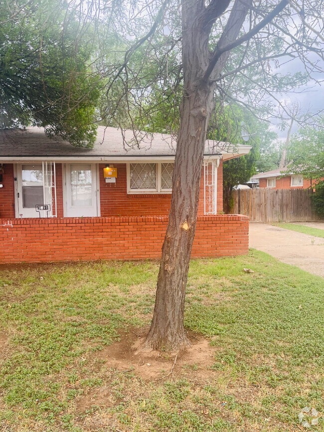 Building Photo - 2 Bedroom Duplex Unit B Rental