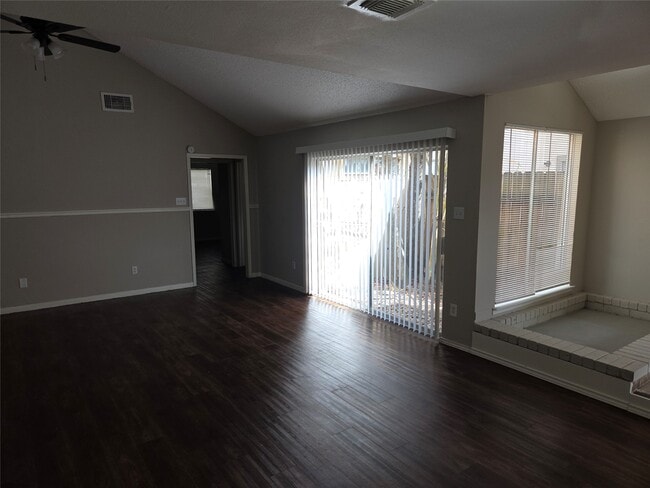 Photo - 6303 Gladewell Dr