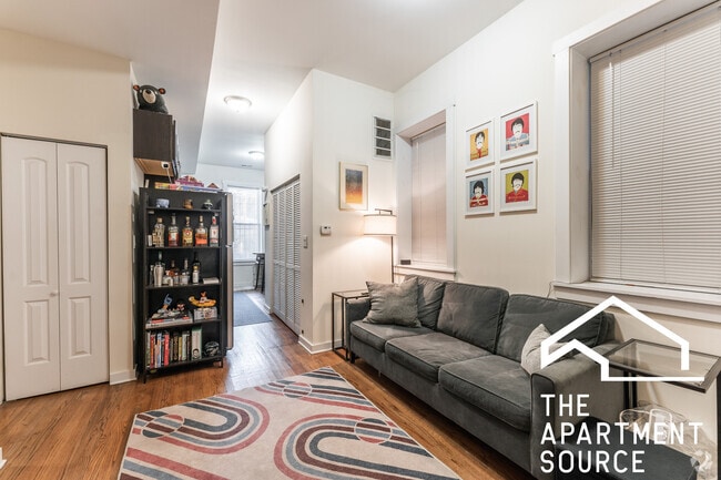 Building Photo - 2146 W Chicago Ave Unit 1R Rental