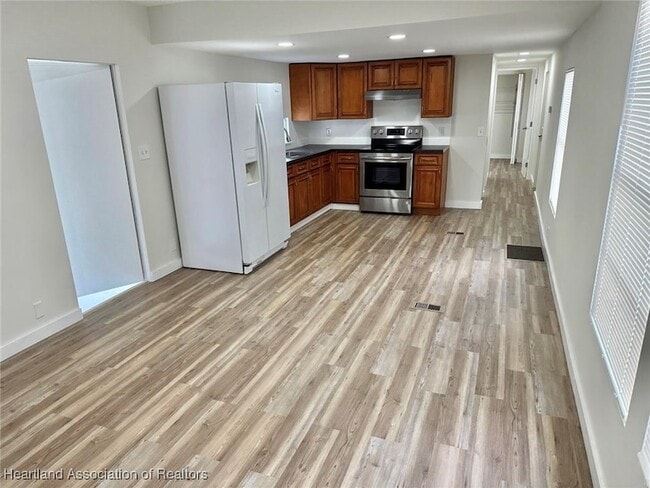 Photo - 5037 Roanoke St