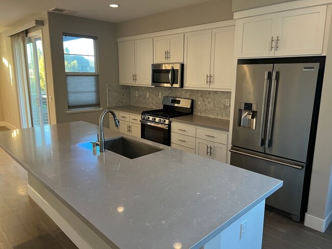 Photo - CONTEMPORARY BRIGHT SPACIOUS TOWNHOME WITH...