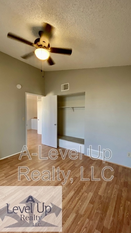 Photo - 419 E Thoroughbred St