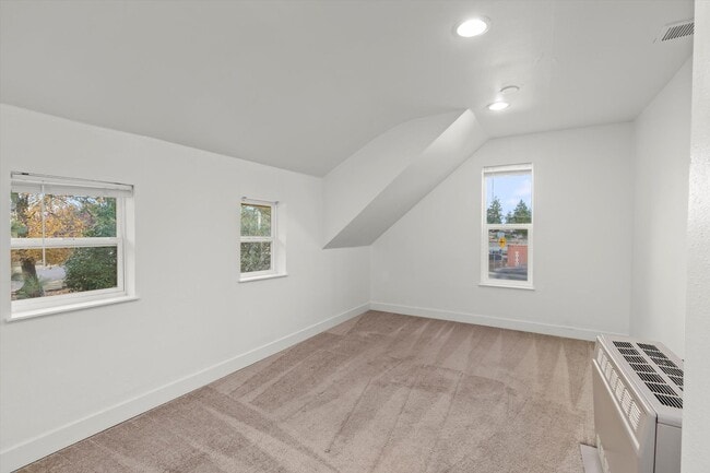 Building Photo - For Rent – 1 Bed / 1 Bath Apartment in Lak... Unit 3