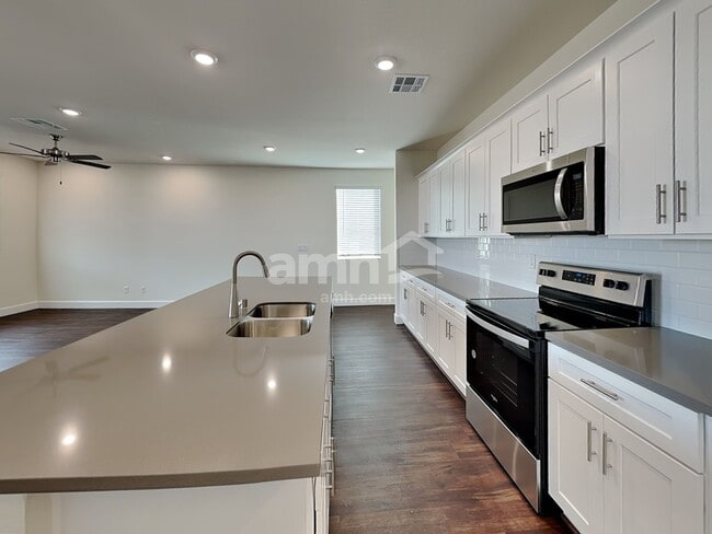 Photo - 872 Longwood Gdns St