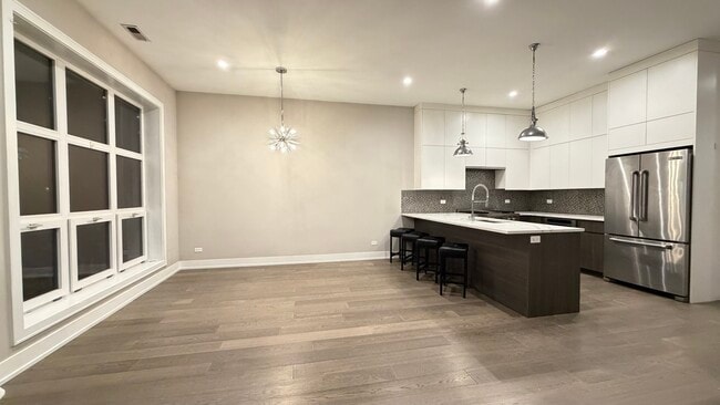 Photo - 2930 N Lincoln Ave Unit 2