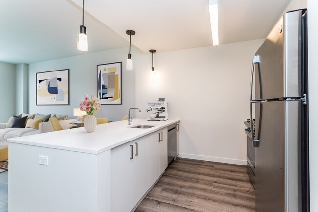 Building Photo - 470 Manhattan Rental