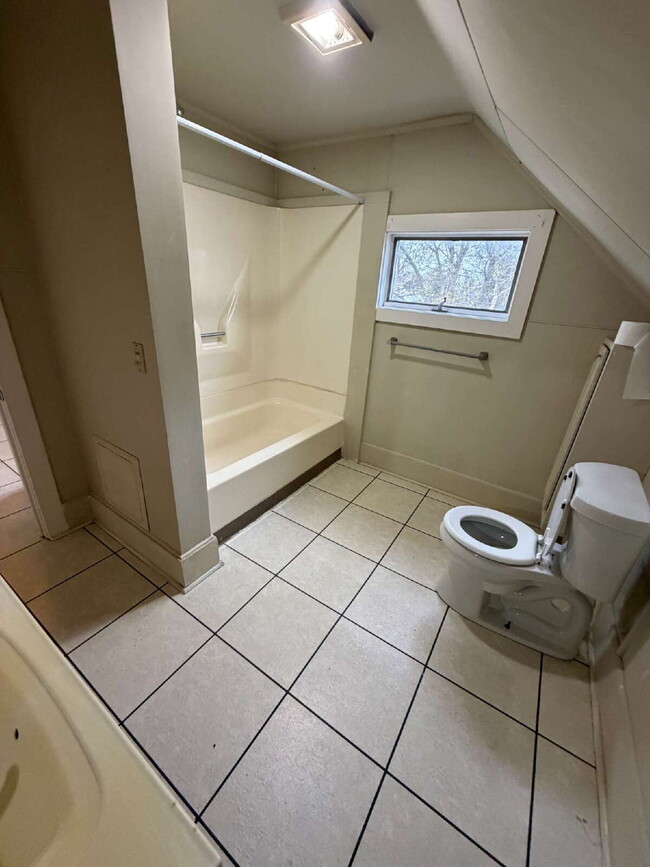 Photo - *Comfortable 2-Bedroom Upper Unit in the City of Batavia!* Unidad Upper