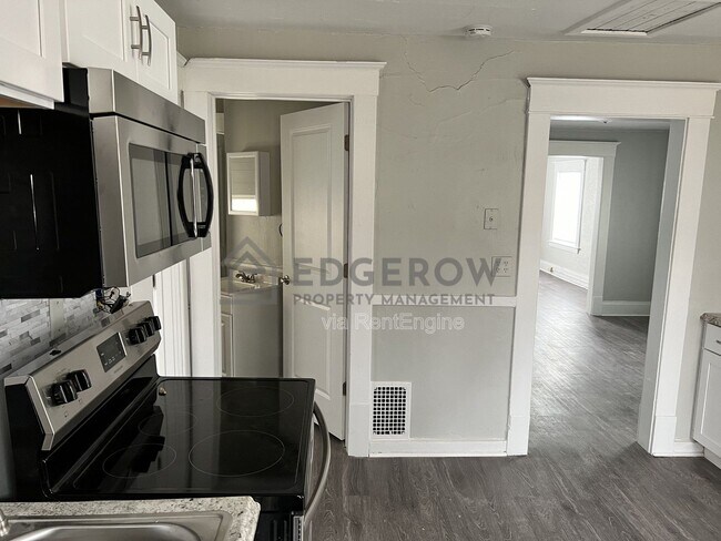 Photo - 815 Logan St SE