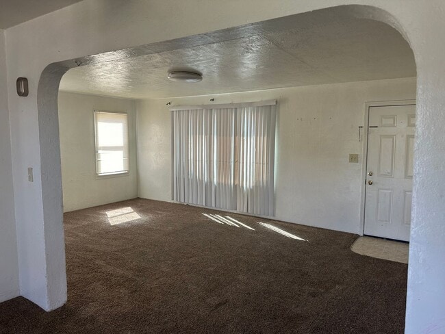 2 bedroom 1 bath house with yard service i... - 2 bedroom 1 bath house with yard service i...