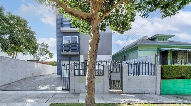 Building Photo - 125 N Mountain View Ave Unit Three Bedroom