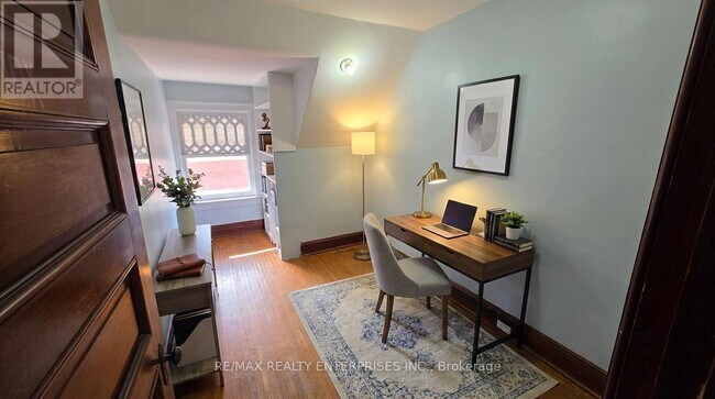 Photo - 142 Emerald St S