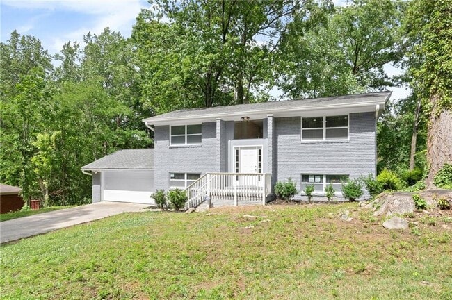 495 Larchmont Cir NW
