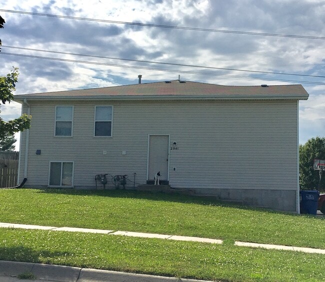 Building Photo - Spacious Duplex Close to Schools, UNL, Haymarket, and I-80 TOTALLY REMODELED