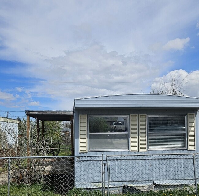 Building Photo - 2 BEDROOM HOUSE, WILL BE READY WEEK OF THE...