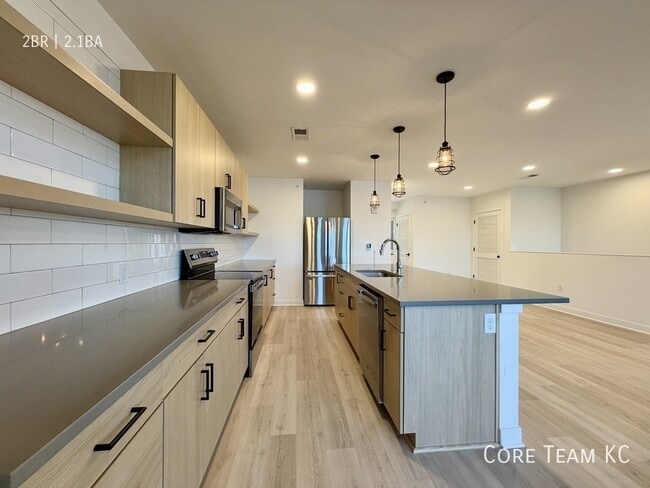 Photo - 2913 N Oak Trafficway