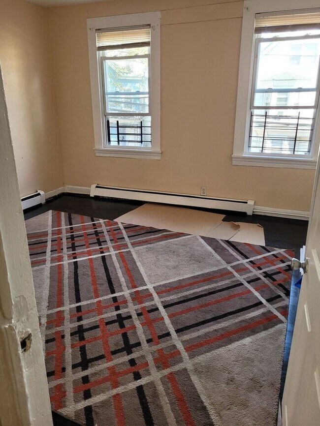 Three-Bedroom Apartment Near Public Transportation