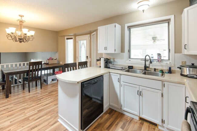 Photo - 4014-4041 41 Ave
