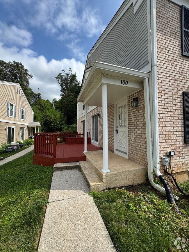 Building Photo - Modern 2 Bedroom, 2.5 Bathroom Townhome in...