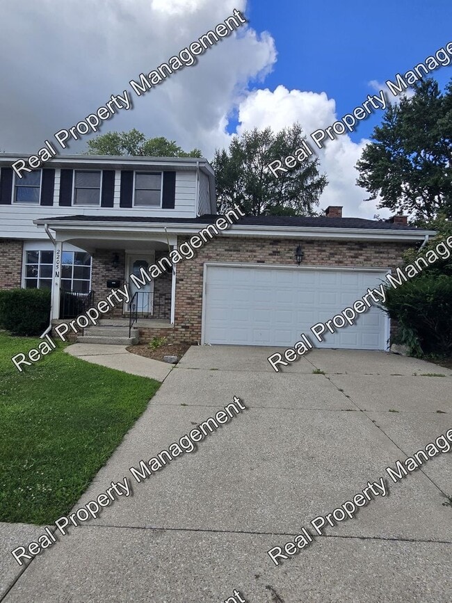 Building Photo - Large 2 Bedroom Duplex Rental