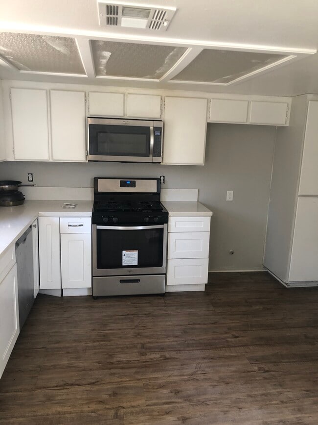 Kitchen - 662 Woodcrest Dr